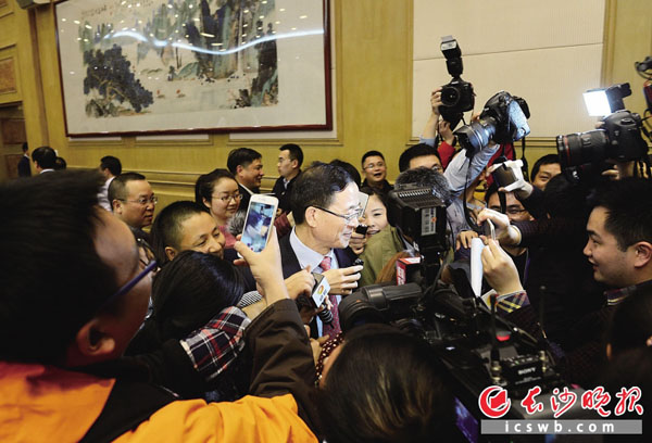 昨日，新上任的中国证监会主席刘士余参加湖南代表团审议政府工作报告后，被众多媒体“包围”，他在工作人员的协助下才得以“解围”。　　长沙晚报特派记者 石祯专 摄