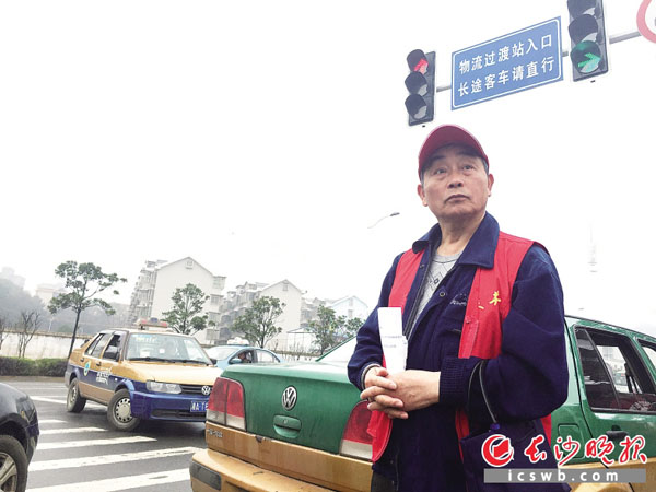 在汽车南站大门口当义工的刘建伟已为旅客服务多年。　　长沙晚报记者 李卓摄