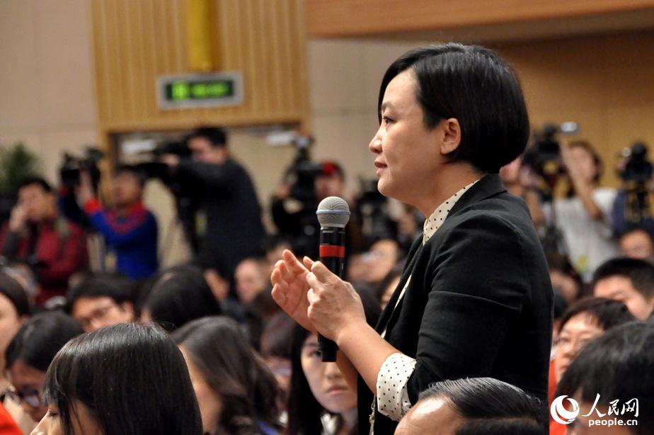 中央电视台记者提问。人民网记者 郝勇 摄