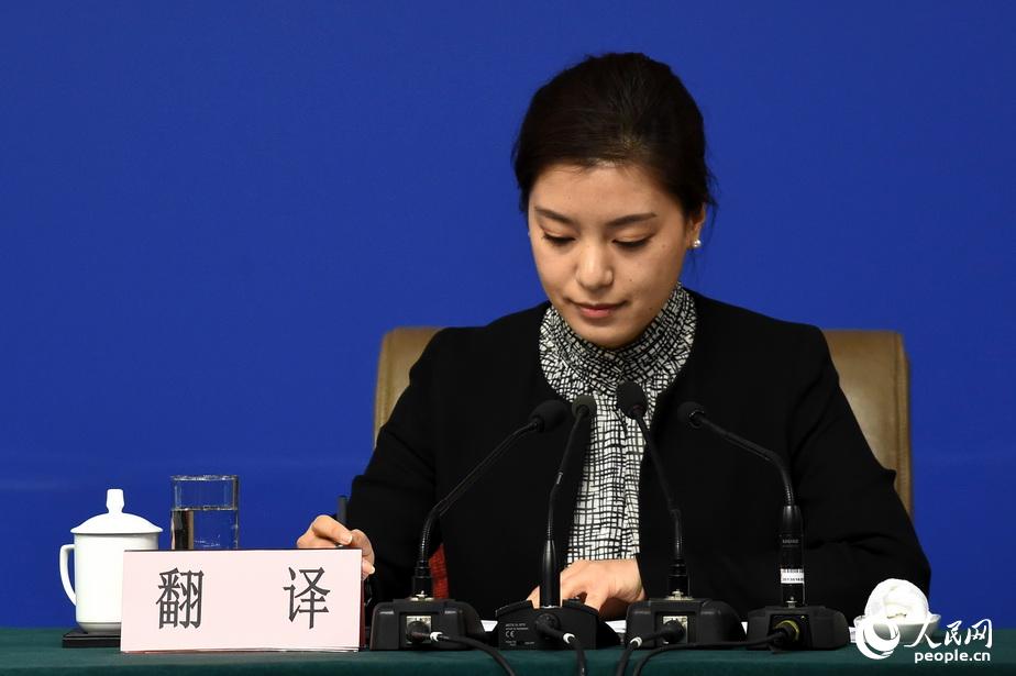 记者会翻译。人民网记者 于凯 摄