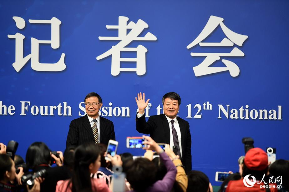 记者会结束徐绍史挥手离开会场。人民网记者 于凯 摄