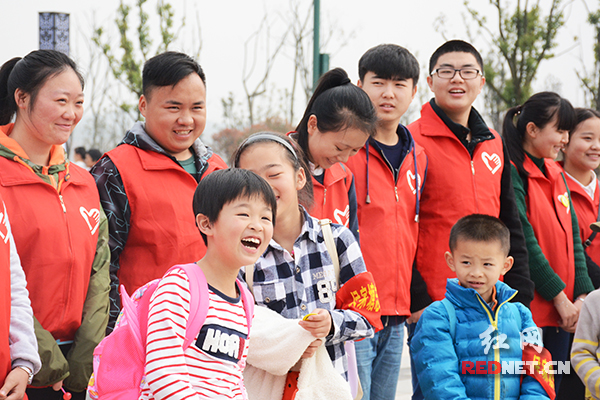 6日，长沙市侯家塘街道泉塘社区在松雅湖国际友谊林开展了“保护青山绿水，你我携手同行”学雷锋志愿活动。