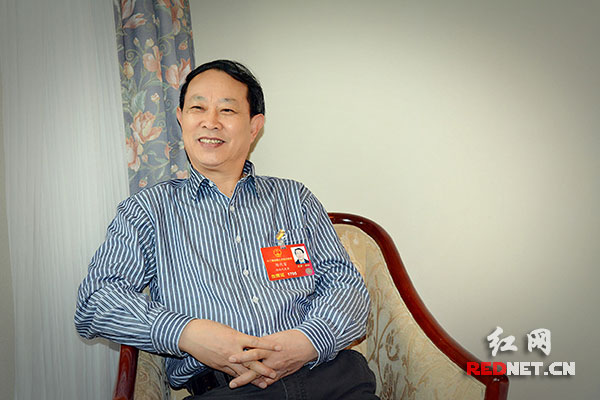 第十二届全国人大代表，湖南博长控股集团、冷钢董事长陈代富接受采访。