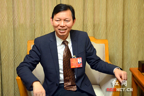 全国人大代表、湖南万家丽投资控股集团有限公司董事长黄志明建议取消土地出让使用年限。