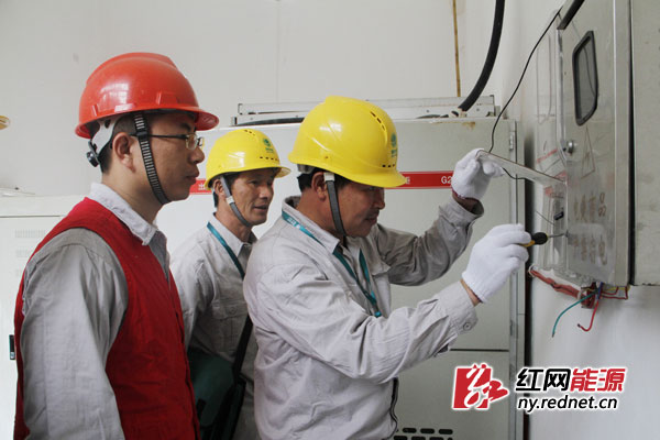 工作人员为排灌站设备进行安全检查