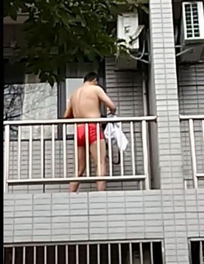 男子小区内散步 拍到自家阳台爬出陌生裸男(图)