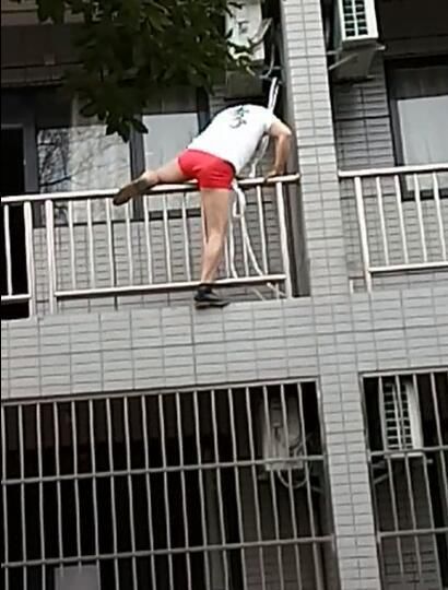男子小区内散步 拍到自家阳台爬出陌生裸男(图)