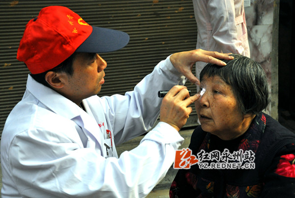 为群众免费做眼部检查