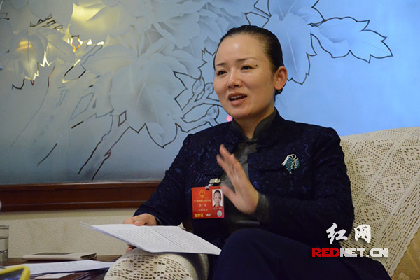 全国人大代表、湖南省文化厅厅长李晖：“到下面去文化精准扶贫，就要把村一级基层文化中心建好。”