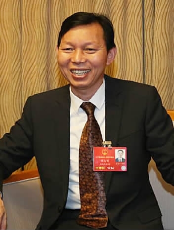 全国人大代表,湖南万家丽投资控股集团有限公司董事长黄志明.