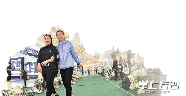 昨日，位于星沙的华润万象汇商场一楼中庭铺出了一条“女王星光大道”，有拱门、皇冠、鲜花、地毯等，吸引了诸多市民的目光。长沙晚报记者 王志伟 摄