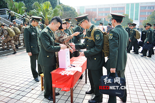 国防科技大学校园里的募捐活动
