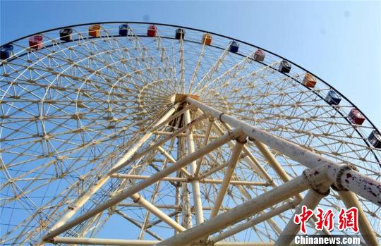 湖北一摩天轮突然悬停8名游客被困53米高空（图）