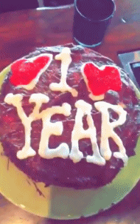 男友展示一周年蛋糕 泰勒卖萌