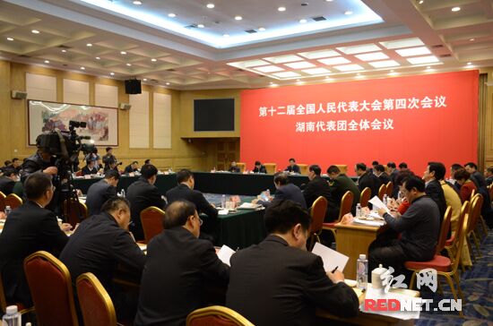湖南代表团在驻地举行第六次全体会议，第一时间学习、领会、贯彻习近平总书记上午参加湖南代表团审议时的重要讲话精神。
