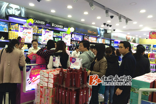 化妆品店收银台前，顾客排队买单