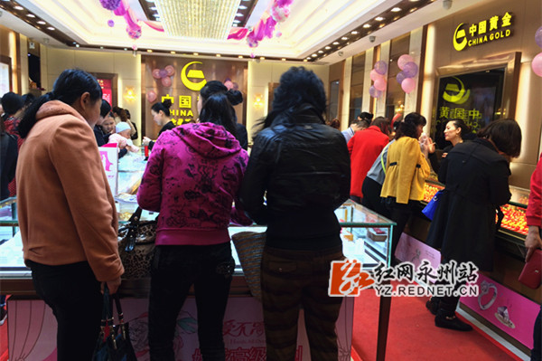 金店顾客络绎不绝
