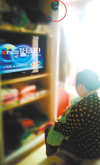 夫妻装“探娃”监控器婆婆“带娃陋习”遭指责