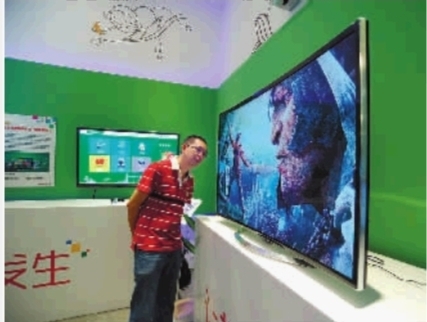 3月7日,市民在商场体验曲面电视。