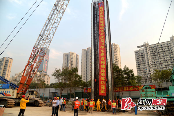 钢筋笼准备下槽 刘丽超 摄