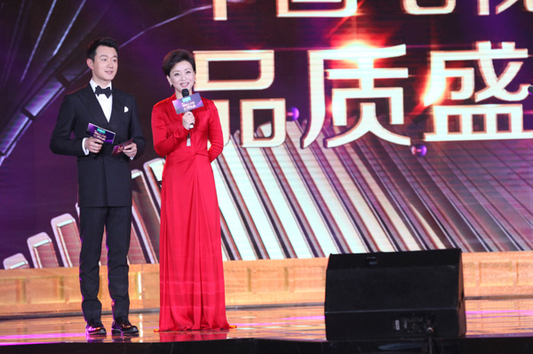 02 佟大为搭档杨澜献出颁奖礼主持首秀