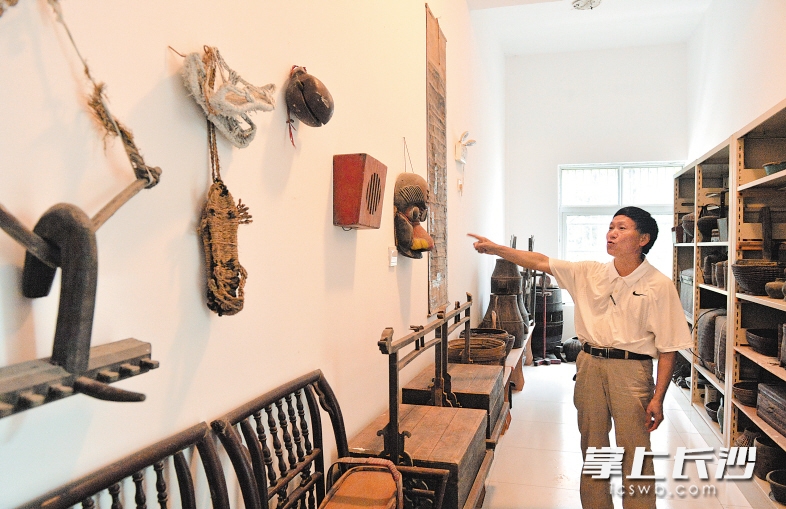 江背镇文化站里藏着一个湖南乡镇首屈一指的民俗博物馆，有600件农村还在使用或已经消失的民俗用品。图为陈恭森正在介绍博物馆里的老物件。长沙晚报记者 邹麟 摄