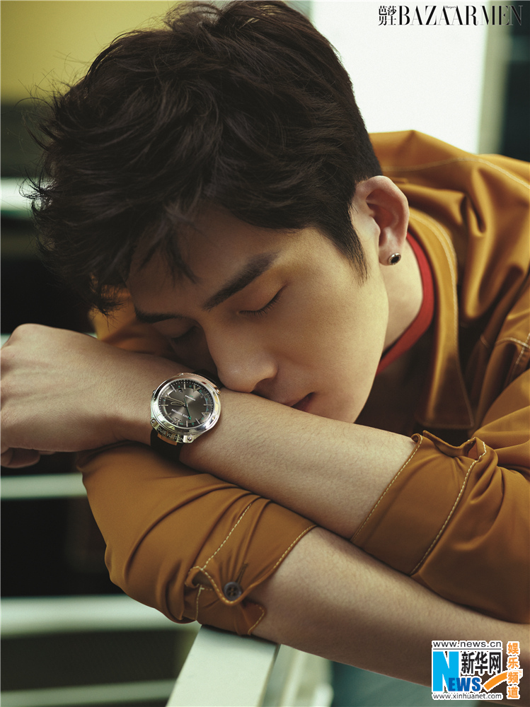 井柏然头戴皇冠登封面 人气火爆获赞“霸气萌”