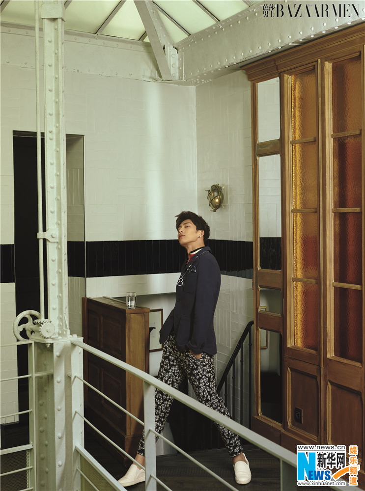 井柏然头戴皇冠登封面 人气火爆获赞“霸气萌”