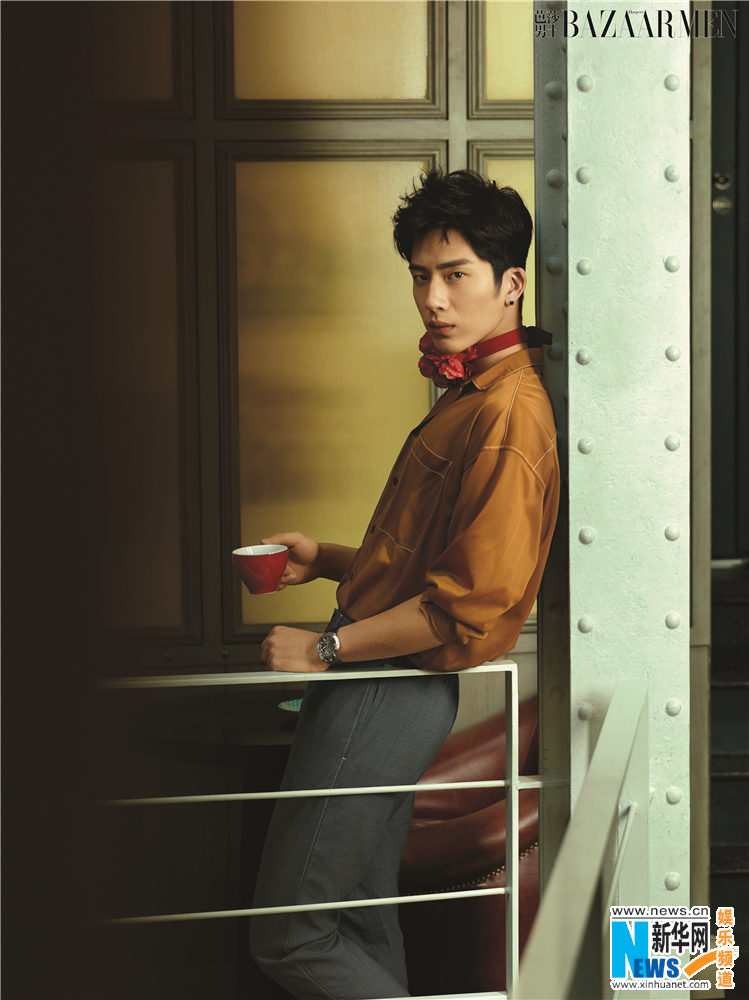 井柏然头戴皇冠登封面 人气火爆获赞“霸气萌”