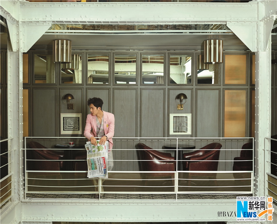 井柏然头戴皇冠登封面 人气火爆获赞“霸气萌”