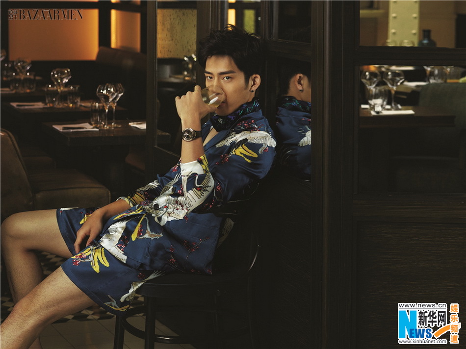 井柏然头戴皇冠登封面 人气火爆获赞“霸气萌”