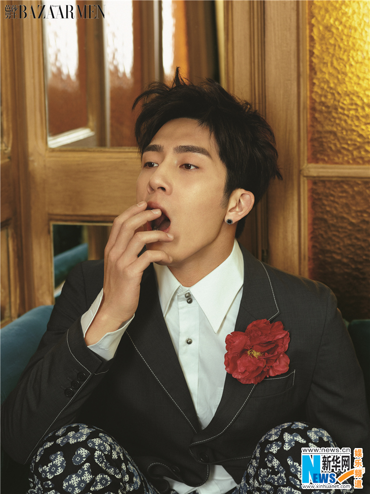 井柏然头戴皇冠登封面 人气火爆获赞“霸气萌”