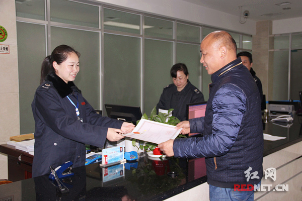 纳税人张先生在湘潭市九华区办税服务厅领到了全市第一张国地联合税务登记证。
