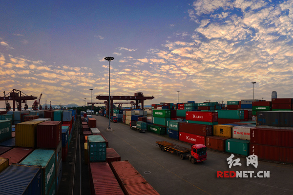 1.2015年，长沙新港以14万标箱的集装箱吞吐量位居全国内河支线港口第一位。