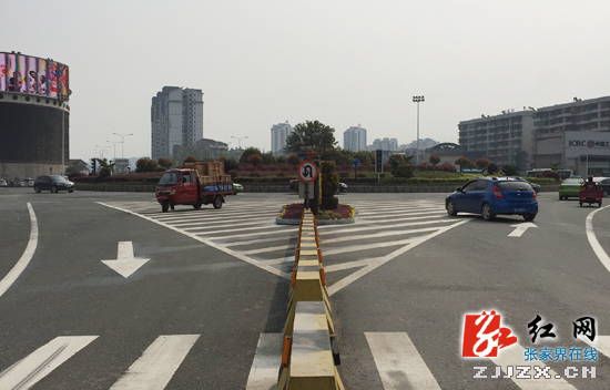【城市观察员】张家界：“禁止掉头”标志被车主无视 交警有话说