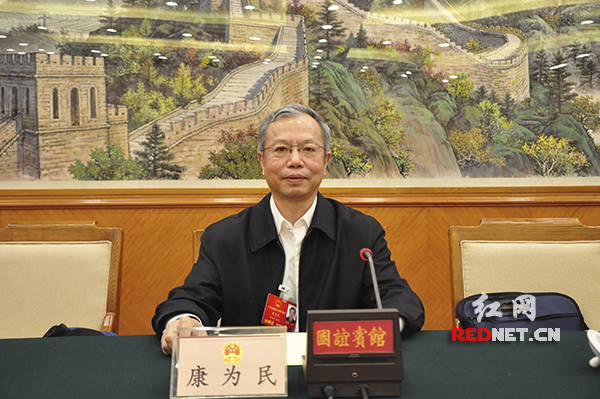 全国人大代表、湖南省高级人民法院院长康为民在接受时刻新闻记者专访时表示，《中华人民共和国慈善法（草案）》附则中所规定的生效日期可提前2个月，即由9月1日提前为7月1日。