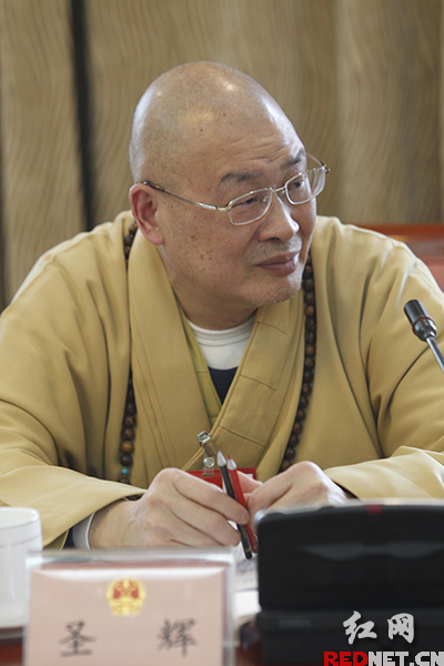 3月10日，全国人大代表、湖南省佛教协会会长圣辉大和尚接受红网记者采访时称不仅出家人要以慈悲为怀，人人都应该好生之德。