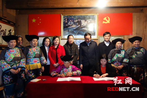 十八洞村原村支书石顺莲与湖南开福湘绣研究所总工艺师江再红签订了“村企对接合作协议”。
