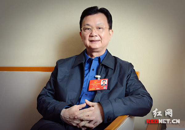 全国人大代表、湖南省林业厅厅长邓三龙。