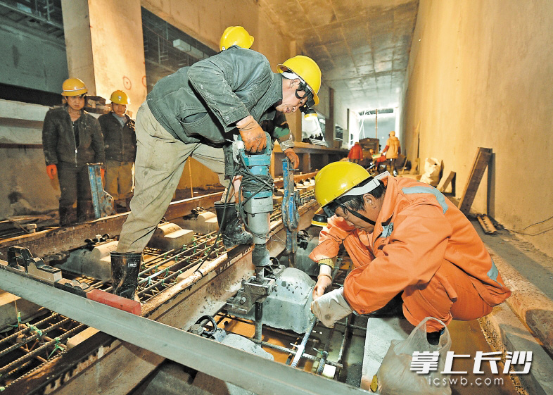 昨日下午，长株潭城际铁路湘府路站内，施工人员正进行无砟轨道数据粗调。长沙晚报记者 王志伟 摄