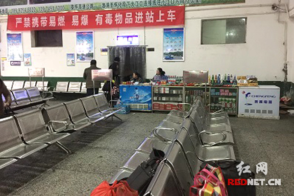 溆浦县汽车站洗手间外整改前。