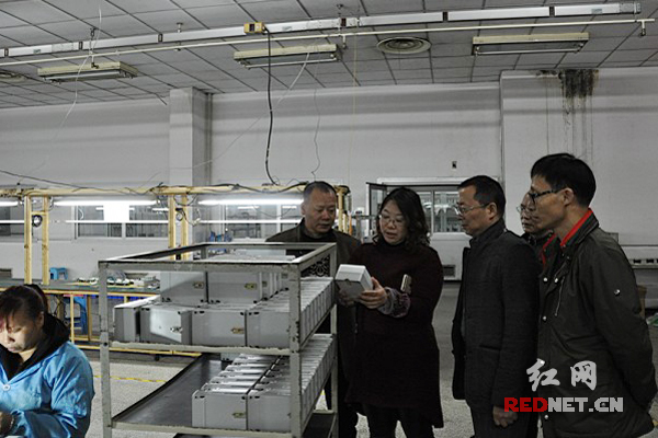 怀化市鹤城区国税局走访组实地察看怀化建南机器厂生产情况。