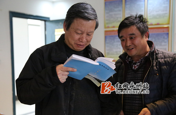 在泷泊镇查看工作资料