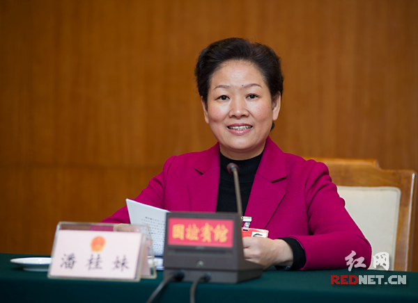 全国人大代表、中国石化湖南石油分公司总经理潘桂妹建议，应大力加强成品油质量升级期间的市场监管。摄影 章尧