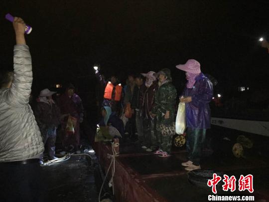 珠海14名蚝民无救生衣出海遇险寒潮夜获救