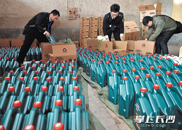 　　昨日，省市质监部门执法人员在长沙县春华镇捣毁了一处生产假冒机油等润滑油产品的黑窝点。 长沙晚报记者 王志伟 摄