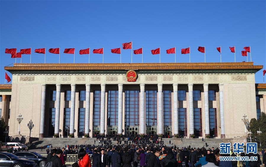 代表们走向人民大会堂。新华社记者 丁海涛 摄