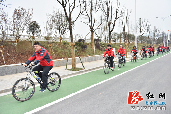 红网时刻新闻记者骑行穿越澧水南岸 感受城市新貌