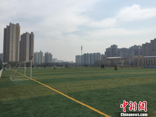 曾经的闲置用地，被建成一个标准的足球场。　李俊杰　摄