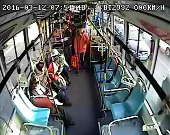 3岁儿童放鞭炮逼停公交车 母亲忙打电话放任不管